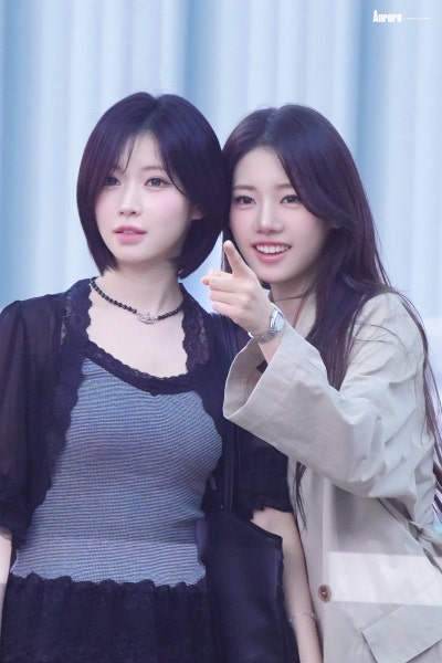 Seriously, the super-beautiful rookie actress award that was stolen by the idol world ๐ค, 19-year-old Laura ascended to the status of an autumn goddess with just a trench coat in her airport fashion ๐