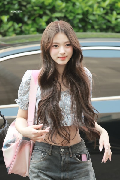Seriously, she is the undisputed queen of 5th generation girl groups..๐ค Miyao Anna, who completely stole the airport with her flawless goddess beauty, presents a breathtaking airport fashion visual๐