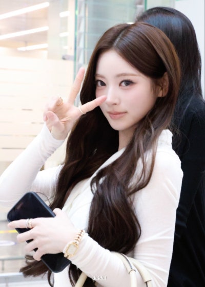 Seriously, she is the undisputed queen of 5th generation girl groups..๐ค Miyao Anna, who completely stole the airport with her flawless goddess beauty, presents a breathtaking airport fashion visual๐