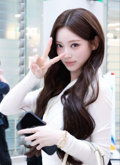 Seriously, she is the undisputed queen of 5th generation girl groups..๐ค Miyao Anna, who completely stole the airport with her flawless goddess beauty, presents a breathtaking airport fashion visual๐