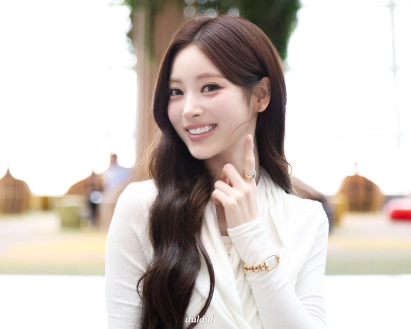 Seriously, she is the undisputed queen of 5th generation girl groups..๐ค Miyao Anna, who completely stole the airport with her flawless goddess beauty, presents a breathtaking airport fashion visual๐