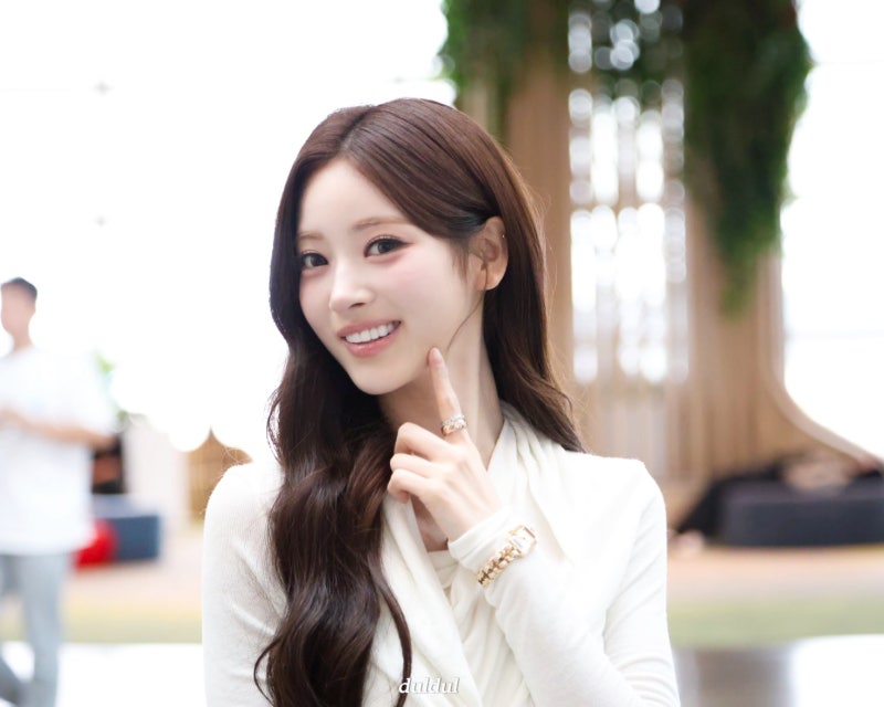 Seriously, she is the undisputed queen of 5th generation girl groups..๐ค Miyao Anna, who completely stole the airport with her flawless goddess beauty, presents a breathtaking airport fashion visual๐