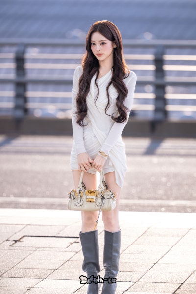 Seriously, she is the undisputed queen of 5th generation girl groups..๐ค Miyao Anna, who completely stole the airport with her flawless goddess beauty, presents a breathtaking airport fashion visual๐
