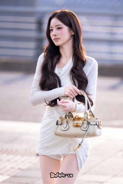 Seriously, she is the undisputed queen of 5th generation girl groups..๐ค Miyao Anna, who completely stole the airport with her flawless goddess beauty, presents a breathtaking airport fashion visual๐
