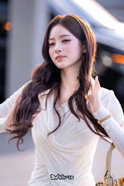 Seriously, she is the undisputed queen of 5th generation girl groups..๐ค Miyao Anna, who completely stole the airport with her flawless goddess beauty, presents a breathtaking airport fashion visual๐