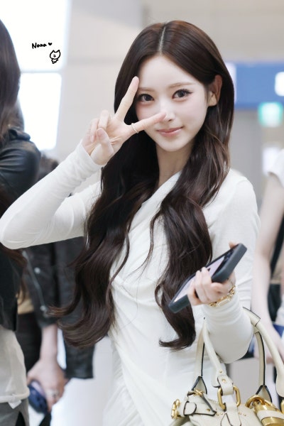 Seriously, she is the undisputed queen of 5th generation girl groups..๐ค Miyao Anna, who completely stole the airport with her flawless goddess beauty, presents a breathtaking airport fashion visual๐