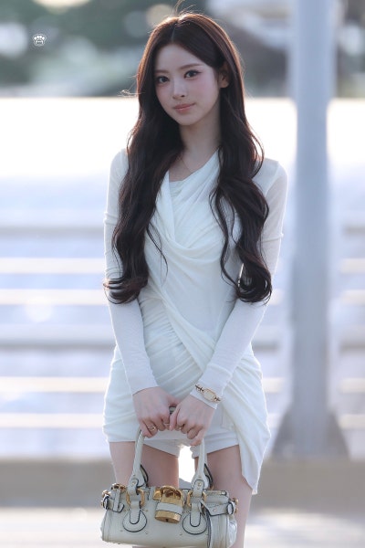 Seriously, she is the undisputed queen of 5th generation girl groups..๐ค Miyao Anna, who completely stole the airport with her flawless goddess beauty, presents a breathtaking airport fashion visual๐