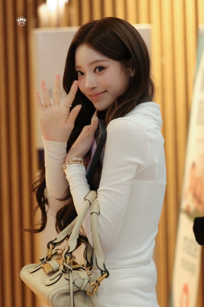 Seriously, she is the undisputed queen of 5th generation girl groups..๐ค Miyao Anna, who completely stole the airport with her flawless goddess beauty, presents a breathtaking airport fashion visual๐
