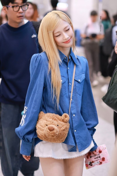 Seriously, she's cute no matter how many times I look at her..🧸 Teddy Bear Princess Luca, who followed Jennie's lead with a teddy bear bag, presents her super kawaii airport fashion💙