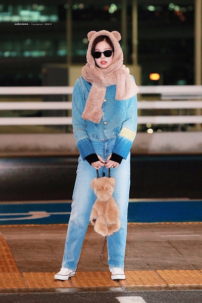 Seriously, she's cute no matter how many times I look at her..🧸 Teddy Bear Princess Luca, who followed Jennie's lead with a teddy bear bag, presents her super kawaii airport fashion💙