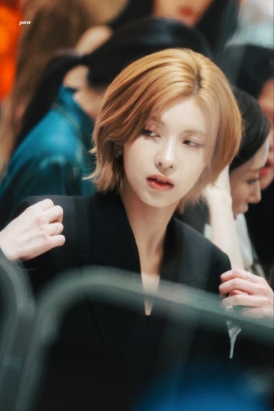 Seriously, she looks just like the Grand Duke of the North..👑 22-year-old Bayi, who becomes damn sexy just by bleaching her hair—a MAKE 4EVER pop-up visual that calls for an arranged marriage🧡