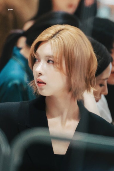 Seriously, she looks just like the Grand Duke of the North..👑 22-year-old Bayi, who becomes damn sexy just by bleaching her hair—a MAKE 4EVER pop-up visual that calls for an arranged marriage🧡