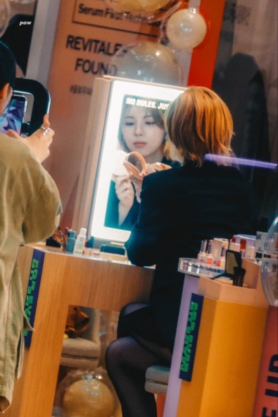Seriously, she looks just like the Grand Duke of the North..👑 22-year-old Bayi, who becomes damn sexy just by bleaching her hair—a MAKE 4EVER pop-up visual that calls for an arranged marriage🧡