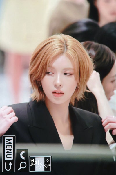 Seriously, she looks just like the Grand Duke of the North..👑 22-year-old Bayi, who becomes damn sexy just by bleaching her hair—a MAKE 4EVER pop-up visual that calls for an arranged marriage🧡