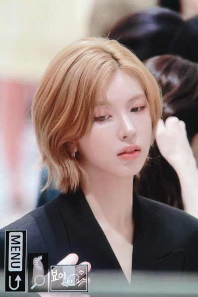 Seriously, she looks just like the Grand Duke of the North..👑 22-year-old Bayi, who becomes damn sexy just by bleaching her hair—a MAKE 4EVER pop-up visual that calls for an arranged marriage🧡