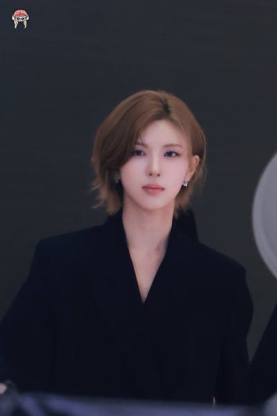 Seriously, she looks just like the Grand Duke of the North..👑 22-year-old Bayi, who becomes damn sexy just by bleaching her hair—a MAKE 4EVER pop-up visual that calls for an arranged marriage🧡