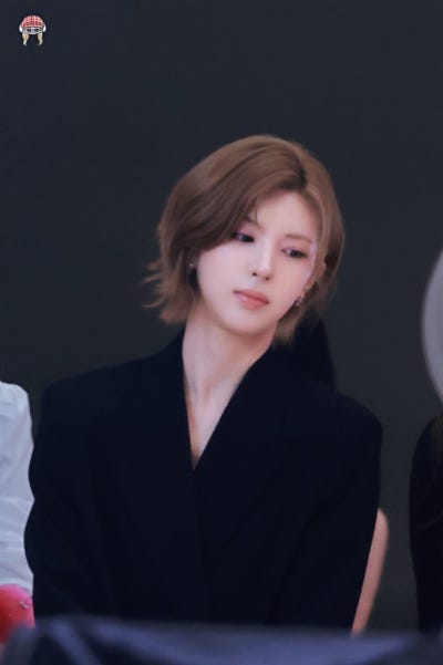 Seriously, she looks just like the Grand Duke of the North..👑 22-year-old Bayi, who becomes damn sexy just by bleaching her hair—a MAKE 4EVER pop-up visual that calls for an arranged marriage🧡