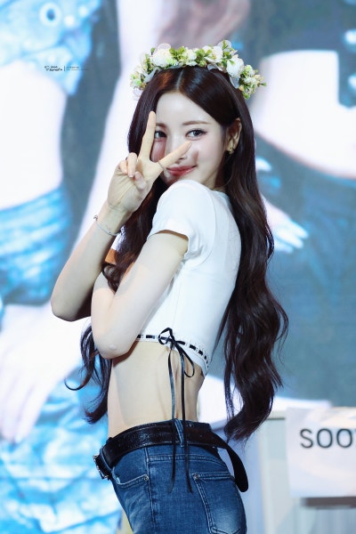 Seriously, did the glass slipper fall off? lol..๐ค Anna's lovely princess pajama airport fashion, showing off Cinderella visuals in super cute pajama pants๐ (+Fan signing outfit info)