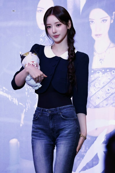 Seriously, did the glass slipper fall off? lol..๐ค Anna's lovely princess pajama airport fashion, showing off Cinderella visuals in super cute pajama pants๐ (+Fan signing outfit info)