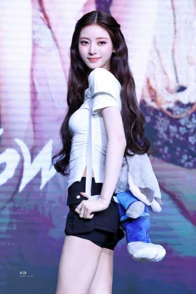 Seriously, did the glass slipper fall off? lol..๐ค Anna's lovely princess pajama airport fashion, showing off Cinderella visuals in super cute pajama pants๐ (+Fan signing outfit info)