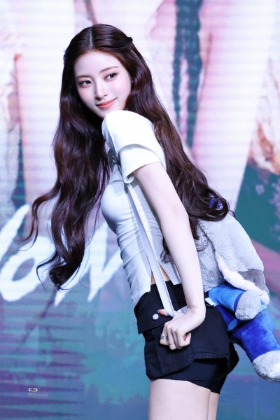 Seriously, did the glass slipper fall off? lol..๐ค Anna's lovely princess pajama airport fashion, showing off Cinderella visuals in super cute pajama pants๐ (+Fan signing outfit info)