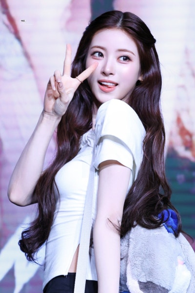 Seriously, did the glass slipper fall off? lol..๐ค Anna's lovely princess pajama airport fashion, showing off Cinderella visuals in super cute pajama pants๐ (+Fan signing outfit info)