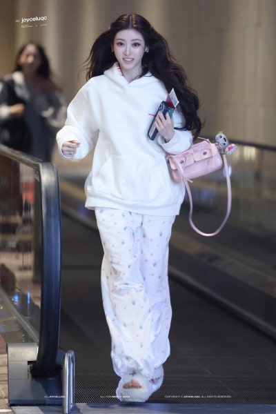 Seriously, did the glass slipper fall off? lol..๐ค Anna's lovely princess pajama airport fashion, showing off Cinderella visuals in super cute pajama pants๐ (+Fan signing outfit info)