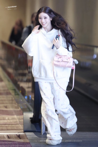 Seriously, did the glass slipper fall off? lol..๐ค Anna's lovely princess pajama airport fashion, showing off Cinderella visuals in super cute pajama pants๐ (+Fan signing outfit info)