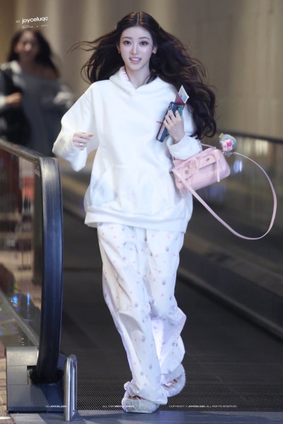 Seriously, did the glass slipper fall off? lol..๐ค Anna's lovely princess pajama airport fashion, showing off Cinderella visuals in super cute pajama pants๐ (+Fan signing outfit info)