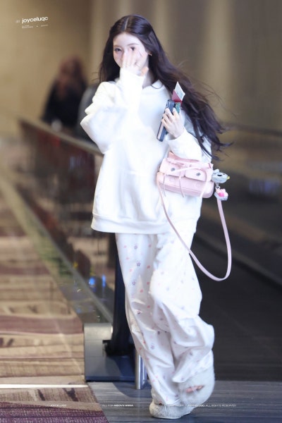 Seriously, did the glass slipper fall off? lol..๐ค Anna's lovely princess pajama airport fashion, showing off Cinderella visuals in super cute pajama pants๐ (+Fan signing outfit info)