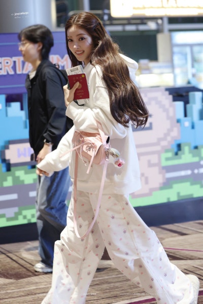 Seriously, did the glass slipper fall off? lol..๐ค Anna's lovely princess pajama airport fashion, showing off Cinderella visuals in super cute pajama pants๐ (+Fan signing outfit info)
