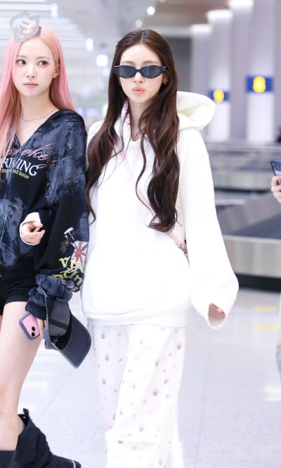 Seriously, did the glass slipper fall off? lol..๐ค Anna's lovely princess pajama airport fashion, showing off Cinderella visuals in super cute pajama pants๐ (+Fan signing outfit info)