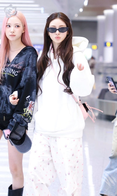 Seriously, did the glass slipper fall off? lol..๐ค Anna's lovely princess pajama airport fashion, showing off Cinderella visuals in super cute pajama pants๐ (+Fan signing outfit info)