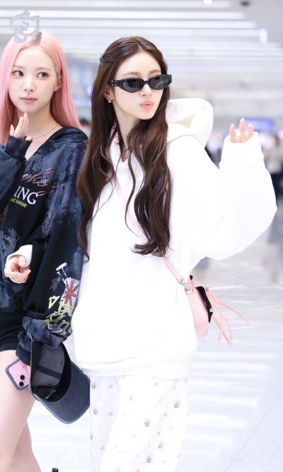 Seriously, did the glass slipper fall off? lol..๐ค Anna's lovely princess pajama airport fashion, showing off Cinderella visuals in super cute pajama pants๐ (+Fan signing outfit info)