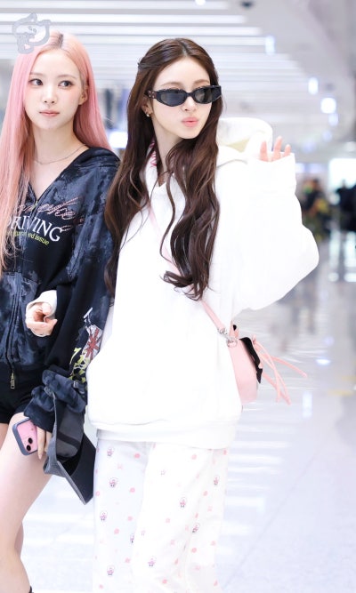 Seriously, did the glass slipper fall off? lol..๐ค Anna's lovely princess pajama airport fashion, showing off Cinderella visuals in super cute pajama pants๐ (+Fan signing outfit info)