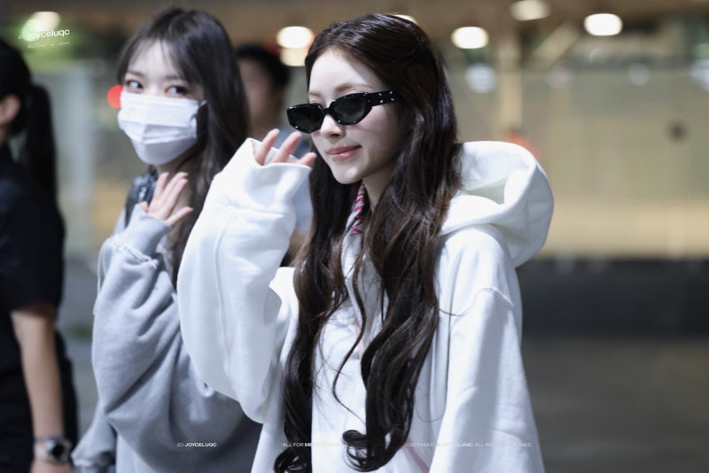Seriously, did the glass slipper fall off? lol..๐ค Anna's lovely princess pajama airport fashion, showing off Cinderella visuals in super cute pajama pants๐ (+Fan signing outfit info)