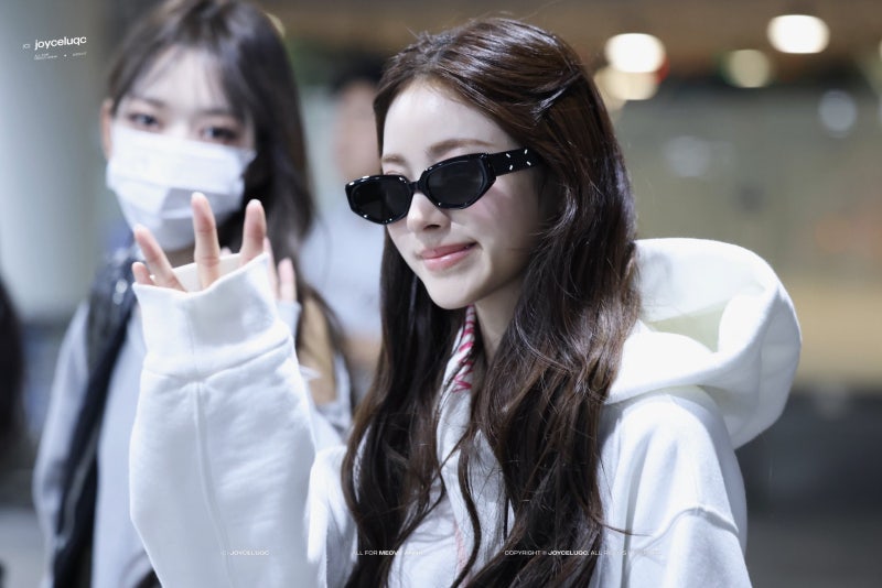 Seriously, did the glass slipper fall off? lol..๐ค Anna's lovely princess pajama airport fashion, showing off Cinderella visuals in super cute pajama pants๐ (+Fan signing outfit info)