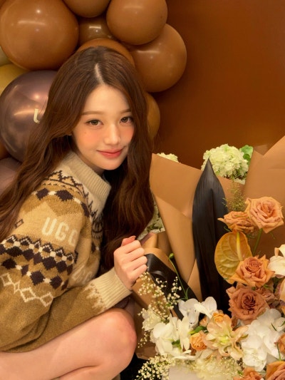 She truly looks like a heroine in a melodrama..🍂 Jang Won-young’s airport fashion, exploding with delicate charm, looks like she shot an autumn melodrama in a knit dress🧡