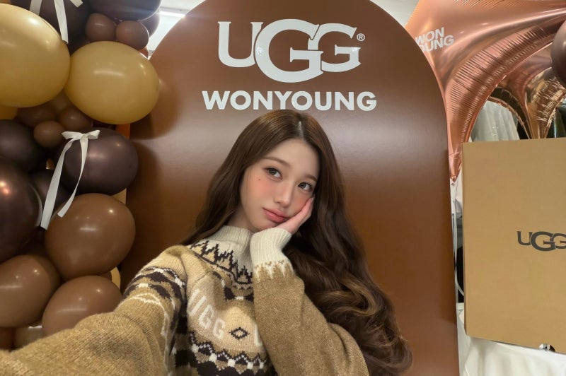 She truly looks like a heroine in a melodrama..🍂 Jang Won-young’s airport fashion, exploding with delicate charm, looks like she shot an autumn melodrama in a knit dress🧡