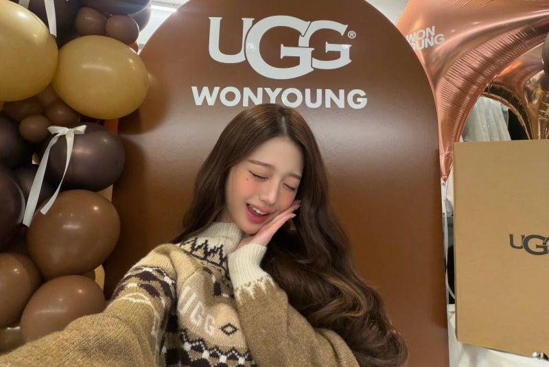 She truly looks like a heroine in a melodrama..🍂 Jang Won-young’s airport fashion, exploding with delicate charm, looks like she shot an autumn melodrama in a knit dress🧡