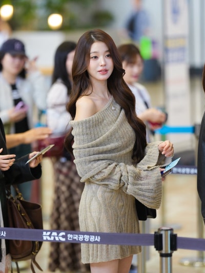 She truly looks like a heroine in a melodrama..🍂 Jang Won-young’s airport fashion, exploding with delicate charm, looks like she shot an autumn melodrama in a knit dress🧡