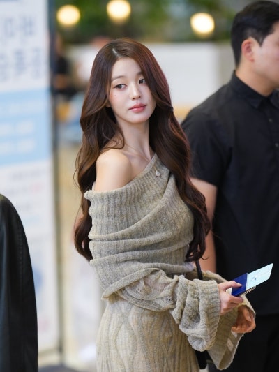 She truly looks like a heroine in a melodrama..🍂 Jang Won-young’s airport fashion, exploding with delicate charm, looks like she shot an autumn melodrama in a knit dress🧡