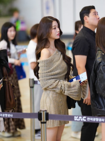 She truly looks like a heroine in a melodrama..🍂 Jang Won-young’s airport fashion, exploding with delicate charm, looks like she shot an autumn melodrama in a knit dress🧡