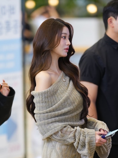 She truly looks like a heroine in a melodrama..🍂 Jang Won-young’s airport fashion, exploding with delicate charm, looks like she shot an autumn melodrama in a knit dress🧡