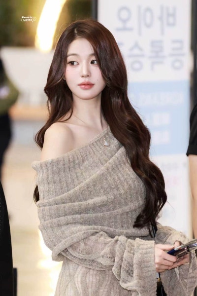 She truly looks like a heroine in a melodrama..🍂 Jang Won-young’s airport fashion, exploding with delicate charm, looks like she shot an autumn melodrama in a knit dress🧡
