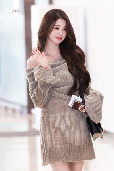 She truly looks like a heroine in a melodrama..🍂 Jang Won-young’s airport fashion, exploding with delicate charm, looks like she shot an autumn melodrama in a knit dress🧡
