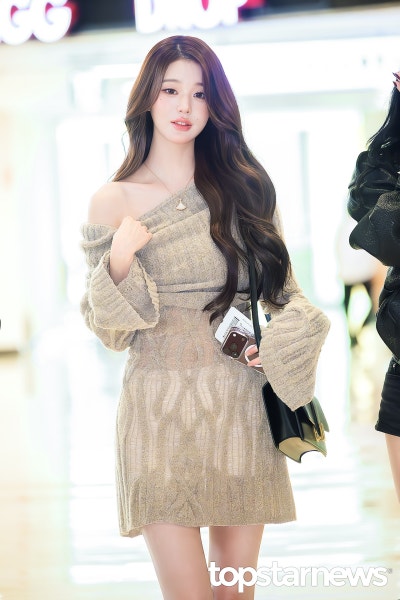 She truly looks like a heroine in a melodrama..🍂 Jang Won-young’s airport fashion, exploding with delicate charm, looks like she shot an autumn melodrama in a knit dress🧡