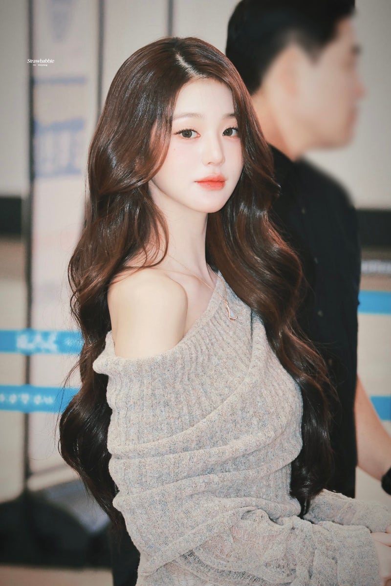 She truly looks like a heroine in a melodrama..🍂 Jang Won-young’s airport fashion, exploding with delicate charm, looks like she shot an autumn melodrama in a knit dress🧡