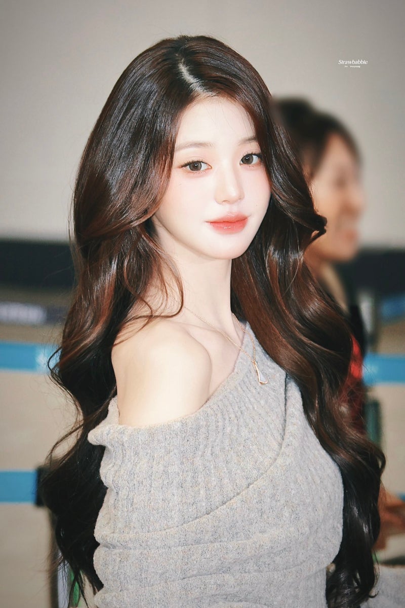 She truly looks like a heroine in a melodrama..🍂 Jang Won-young’s airport fashion, exploding with delicate charm, looks like she shot an autumn melodrama in a knit dress🧡