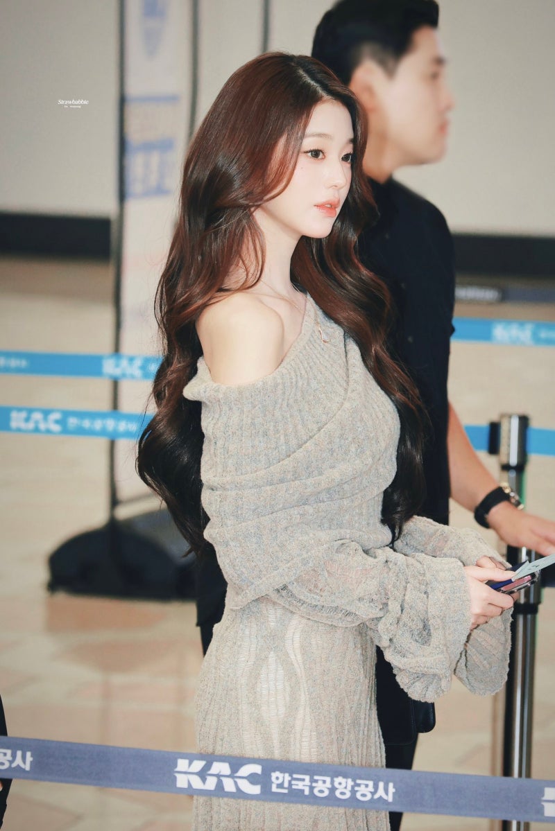 She truly looks like a heroine in a melodrama..🍂 Jang Won-young’s airport fashion, exploding with delicate charm, looks like she shot an autumn melodrama in a knit dress🧡